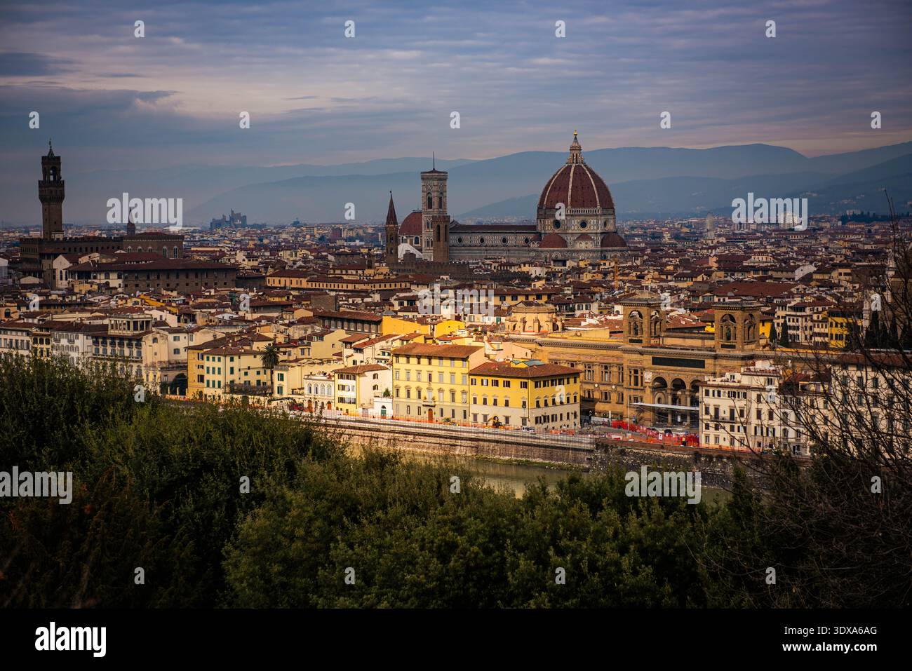 FLORENCE, ITALIE - 1er FÉVRIER 2026 : panorama emblématique de l'horizon de Florence au crépuscule avec le Duomo et le Palazzo Vecchio. Ce Wide-ang Banque D'Images