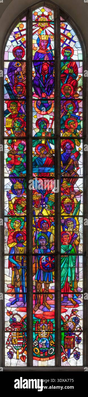 SALZBOURG, AUSTIRA - 7 SEPTEMBRE 2025 : le mondern vitrail avec des saints (Marie comme la reine du ciel) dans l'église Andrea Kirche par Karl Weiser Banque D'Images