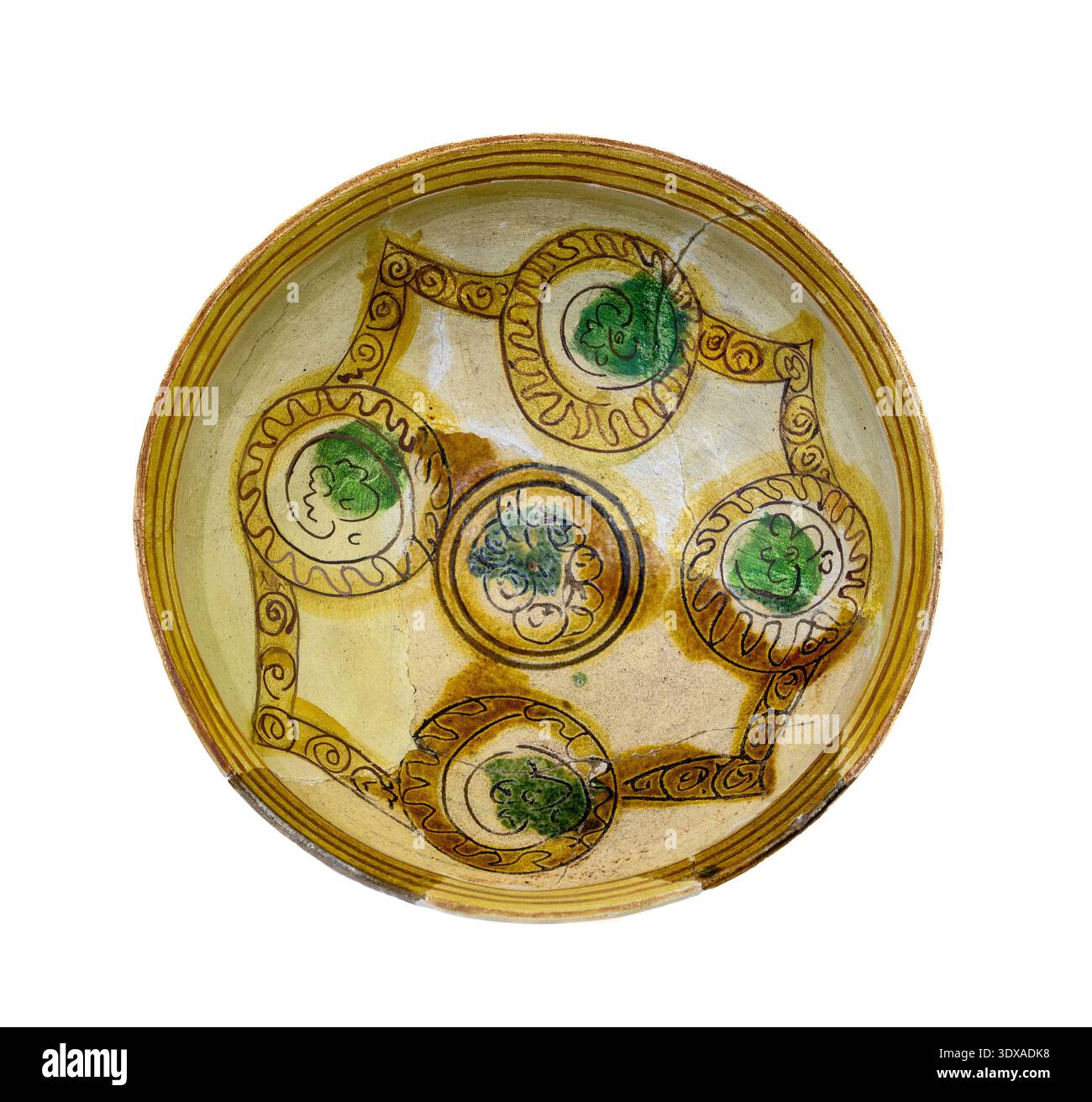 Plat byzantin en céramique avec décoration Sgraffito, et glaçage vert, jaune et orange brun. xiiie siècle. Banque D'Images