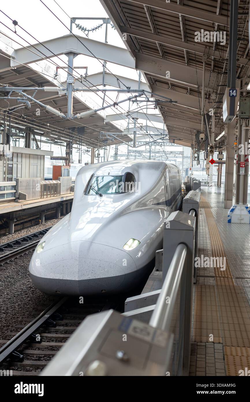 Train à grande vitesse à grande vitesse à la gare Banque D'Images