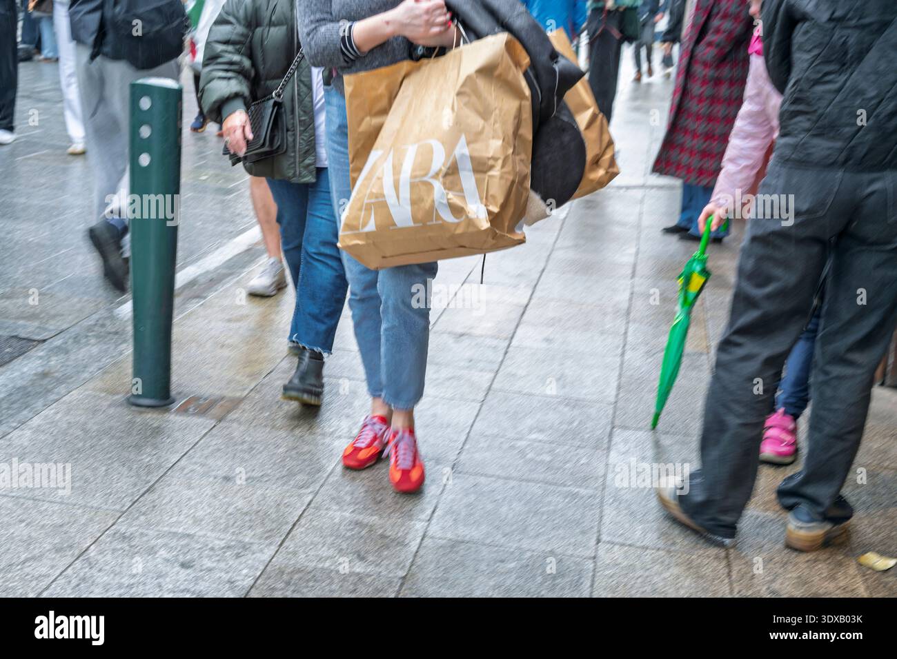Rythmes de détail sur Grafton Street. Gros plan sur la scène commerçante urbaine sur Grafton Street, Dublin, pieds en mouvement, parapluies et sacs de rue haut de gamme Banque D'Images