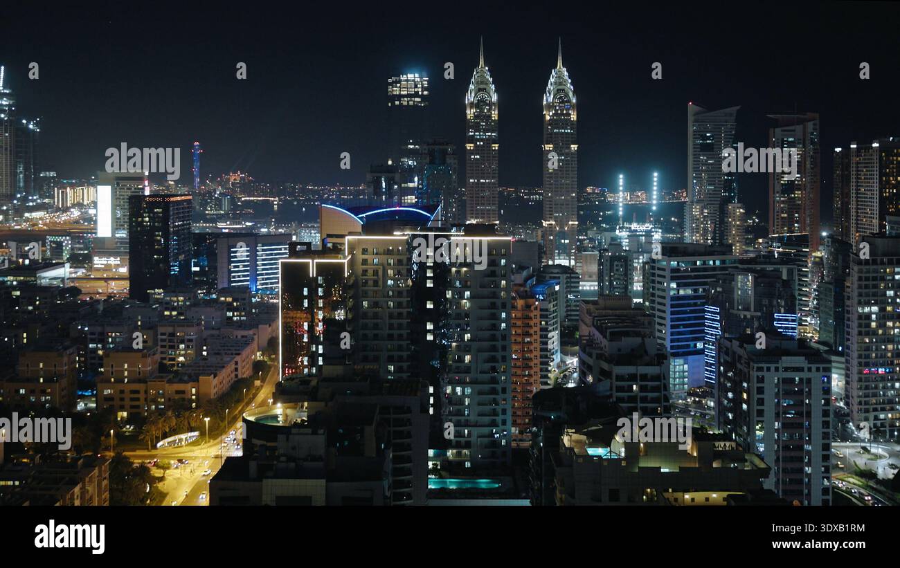Dubaï de nuit, horizon de la ville avec les Business Central Towers, autoroutes éclairées et gratte-ciel modernes en verre et en acier, vue aérienne. Banque D'Images
