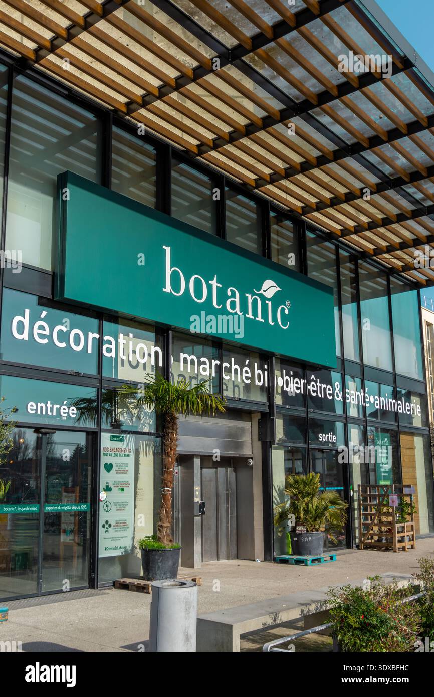 Vue extérieure d'un magasin botanique. Botanic est une entreprise française et une chaîne de magasins spécialisée dans le jardinage, les fournitures pour animaux de compagnie, les cosmétiques et les aliments biologiques Banque D'Images