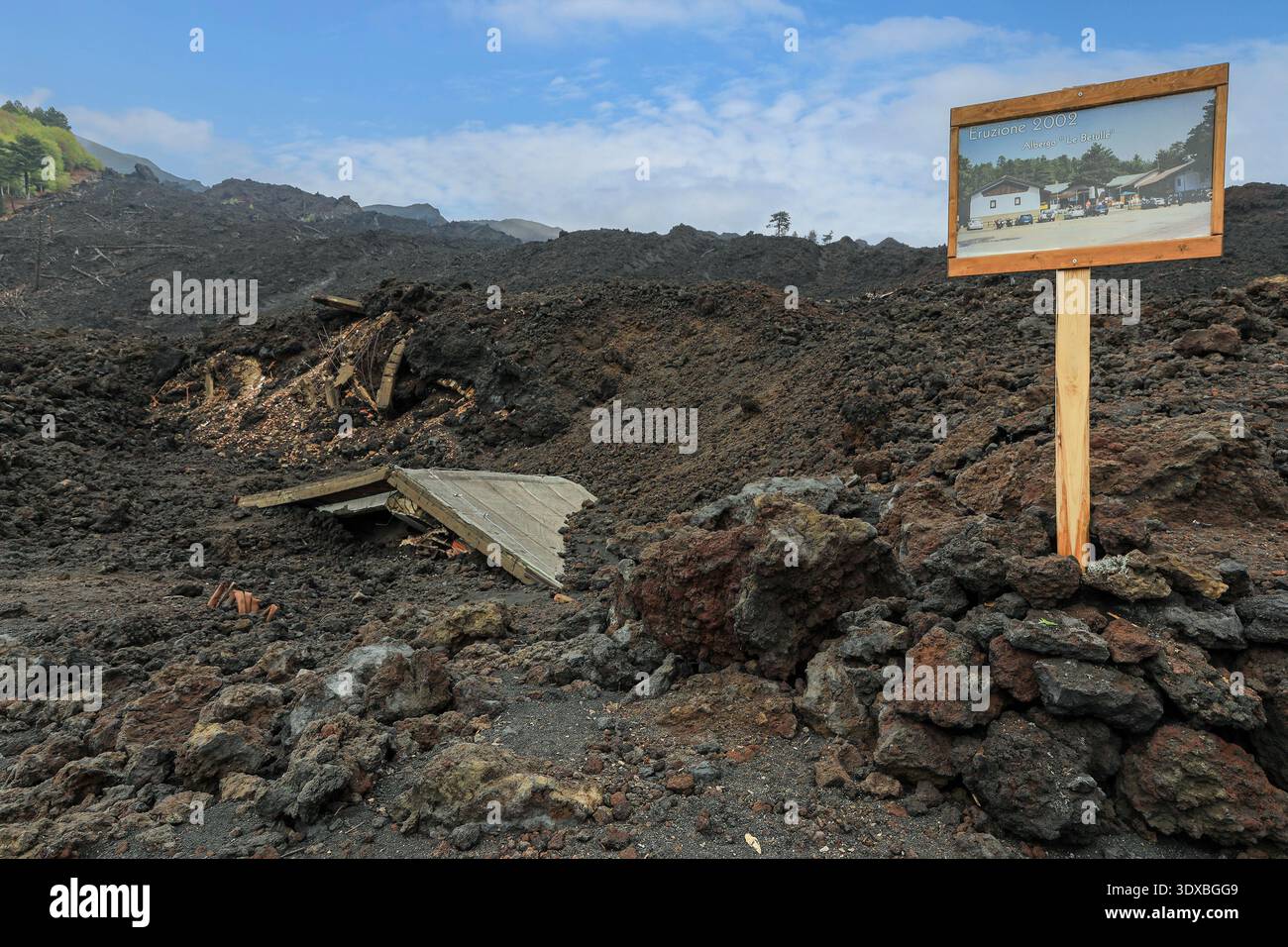 Les restes de l'Hôtel le Betulle détruit par les éruptions volcaniques en 2002, et une photographie de ce à quoi il ressemblait, l'Etna, Sicile, Italie Banque D'Images