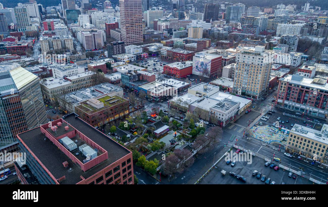Vue aérienne d'un paysage urbain dense où les bâtiments et les rues convergent, avec un petit parc visible au milieu du tableau architectural, Portland, Orego Banque D'Images