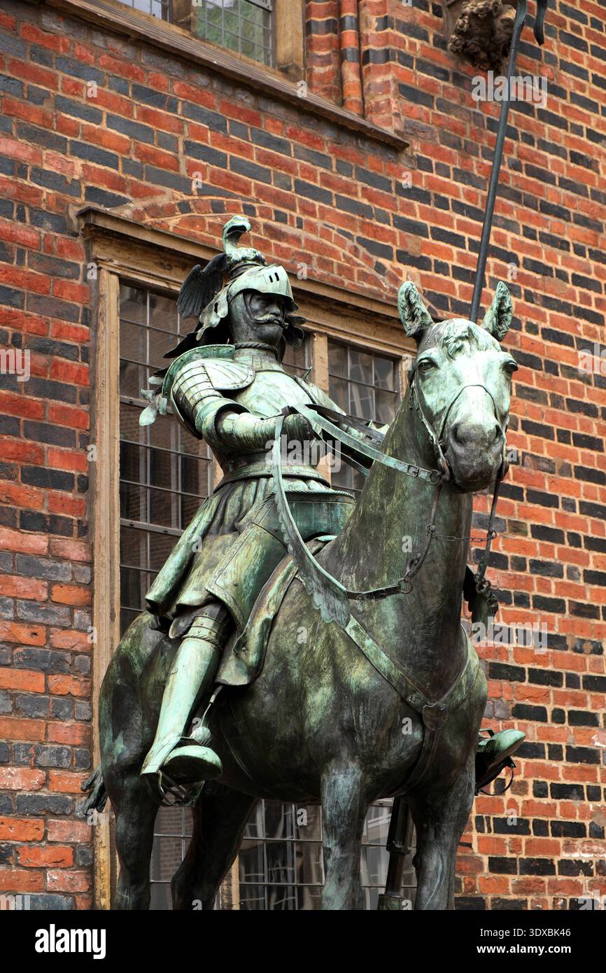 Statue d'un chevalier à cheval devant le Rathaus (Hôtel de ville), Brême, Allemagne. Banque D'Images