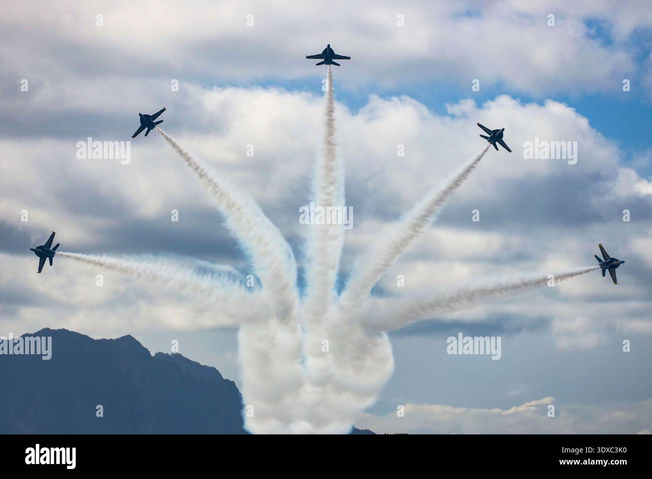 Les F/A-18 Super Hornets de l'US Navy avec l'équipe de démonstration de Navy Flight, Blue Angels, effectuent des manœuvres aériennes lors du Marine corps base Hawaii Kaneohe Bay Air Show de 2025, le 9 août 2025. Le Kaneohe Bay Air Show est l'occasion de présenter les aéronefs, l'équipement et les capacités des forces armées de la région Indo-Pacifique à la communauté locale. Usage éditorial exclusif. Ne pas approuver. Crédit : corps des Marines des États-Unis / lance Cpl Blake Gonter. Banque D'Images