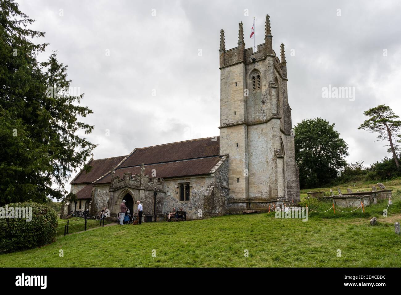 L'église paroissiale traditionnelle de St Giles dans le village abandonné d'Imber sur la plaine de Salisbury. Banque D'Images