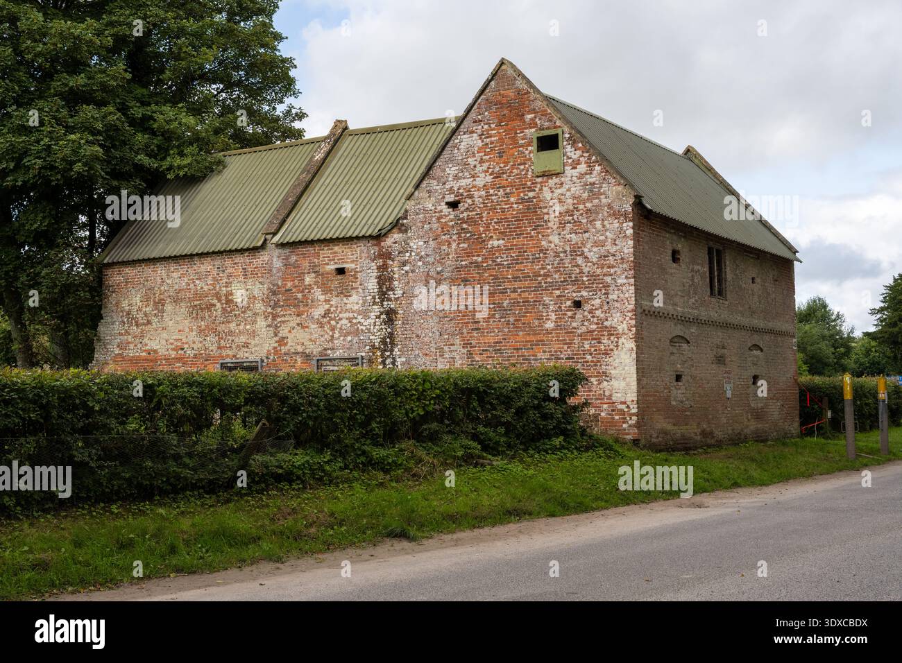 L'ancien pub Bell Inn dans le village abandonné d'Imber dans l'entraînement militaire de la plaine de Salisbury dans le Wiltshire, en Angleterre. Banque D'Images
