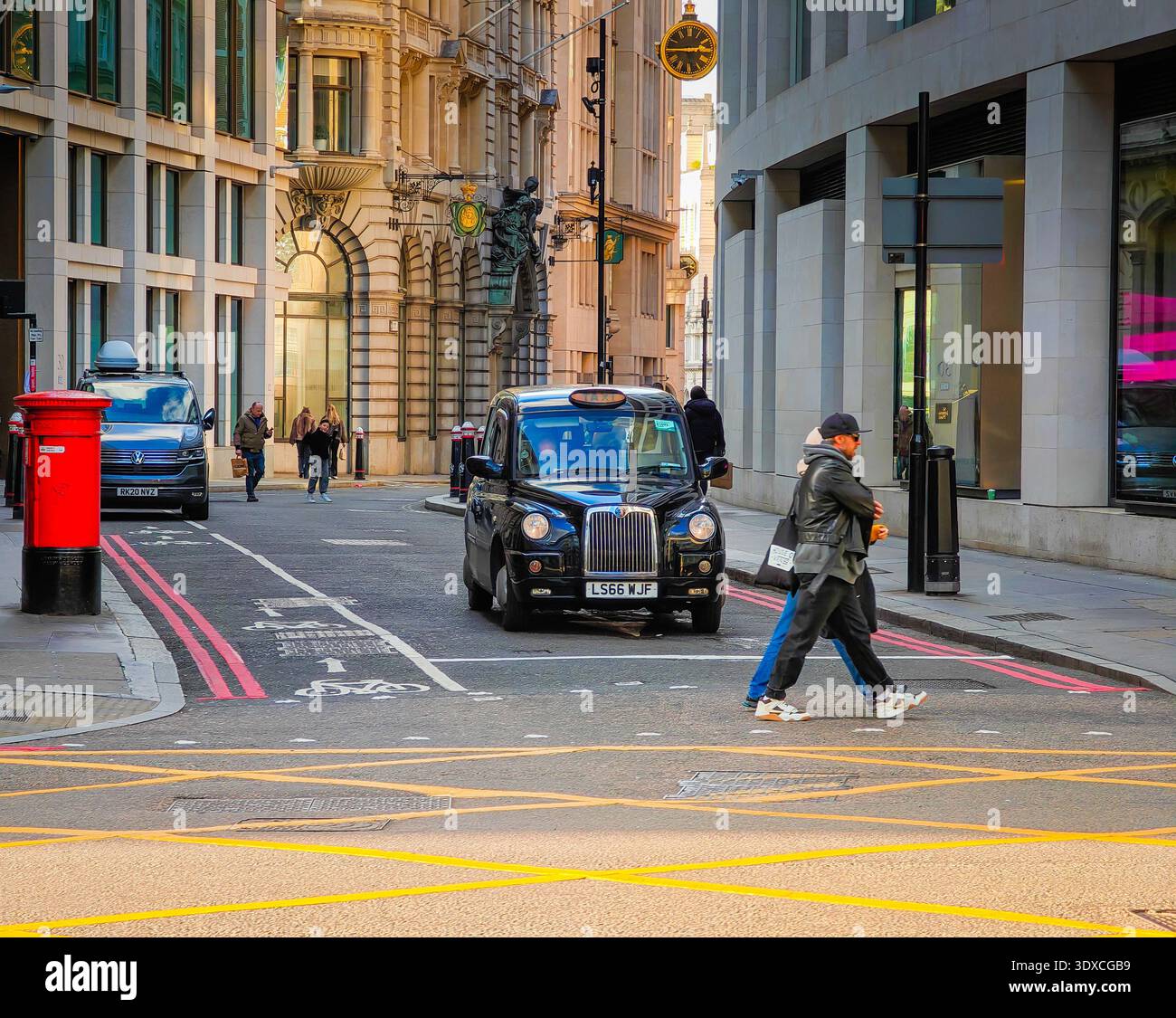 03 01 2026 - Londres, Royaume-Uni. Taxi londonien noir traditionnel conduisant dans la rue de la ville, transport britannique emblématique, scène de voyage urbain au Royaume-Uni Banque D'Images