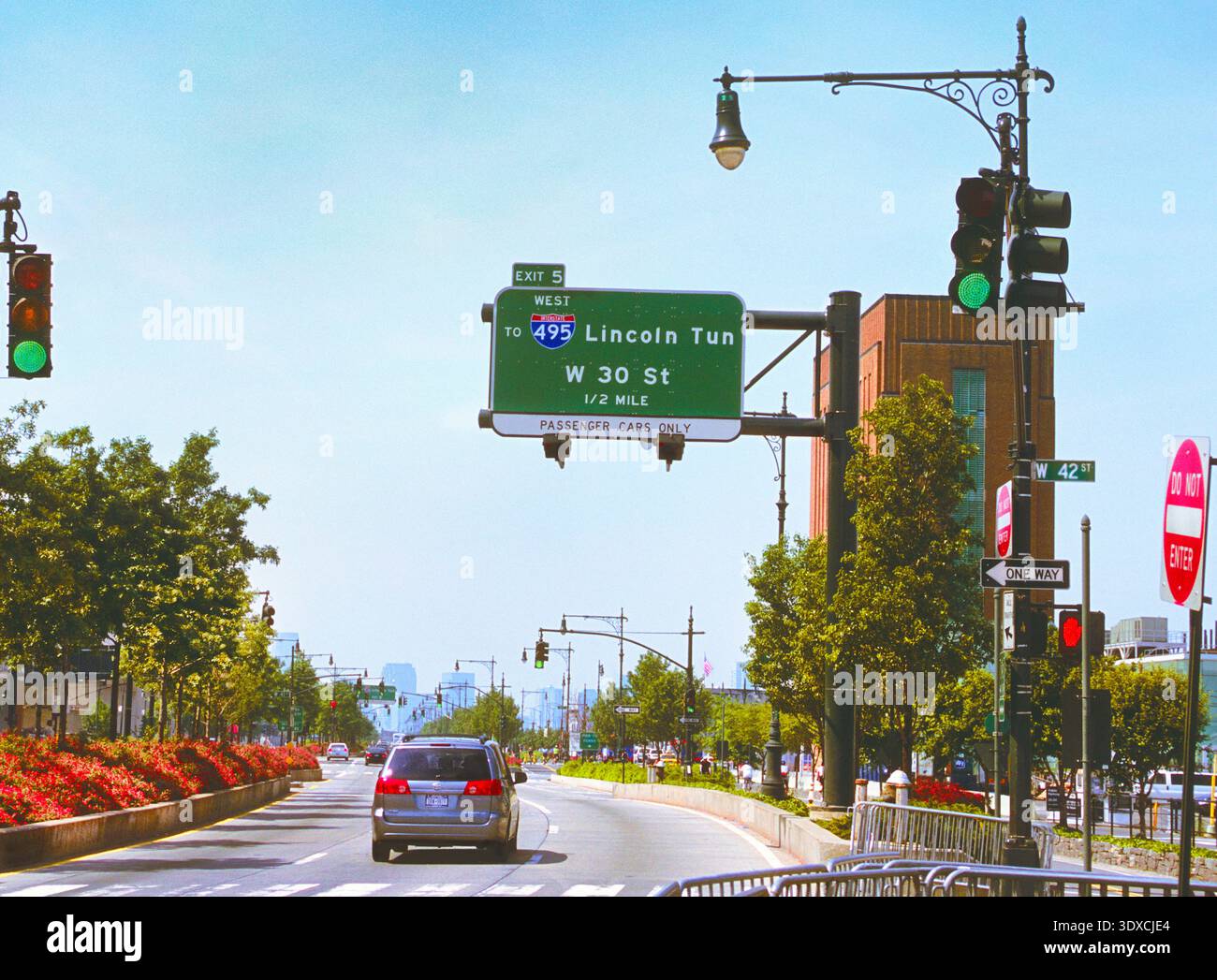 Conduite ou conduite sur autoroute. Voiture sur la route conduisant vers le Lincoln tunnel à Manhattan sur West 42nd Street Road New York City skyline, États-Unis Banque D'Images