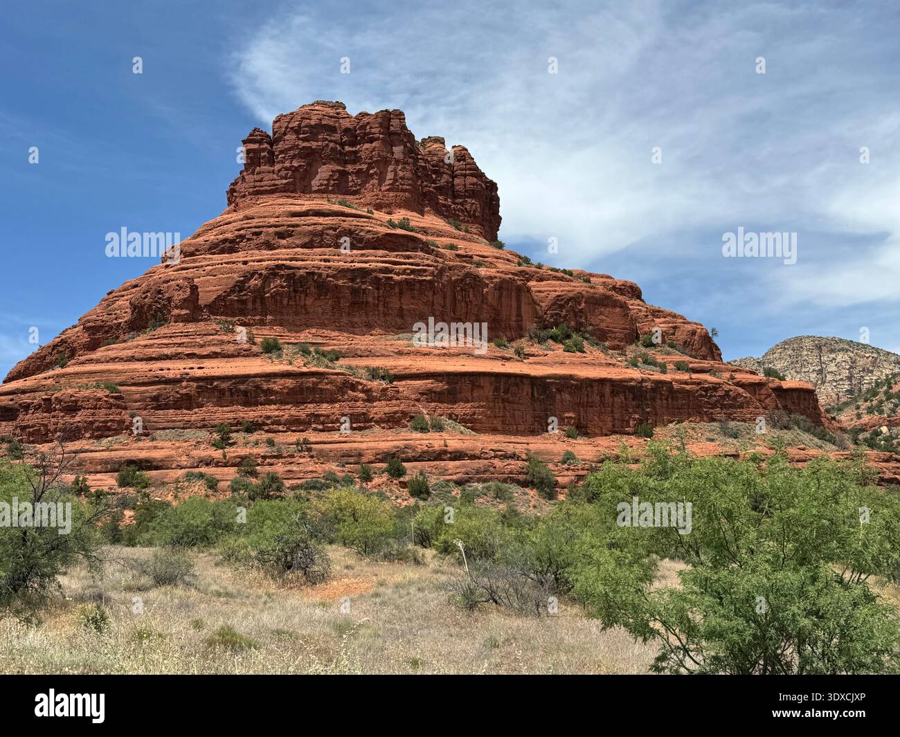 butte en grès rouge et falaises en couches dans la région sauvage de Munds Mountain de la forêt nationale de Coconino près de Sedona, Arizona. - Image de stock capturée avec un smartphone