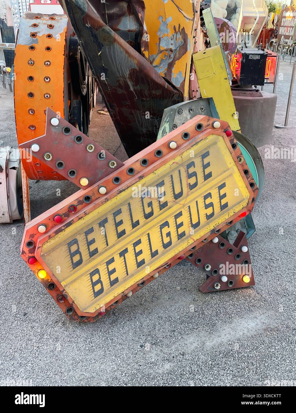 Un panneau « Beetlejuice » de style vintage exposé parmi des pièces de néon restaurées au Neon Museum de Las Vegas, Nevada - Image de stock capturée avec un smartphone