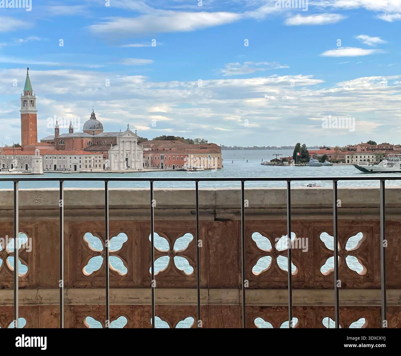 Vue sur la lagune vénitienne en direction de San Giorgio Maggiore à Venise, en Italie, vue depuis une terrasse avec balustrade en pierre décorative et balustrade. - Image de stock capturée avec un smartphone