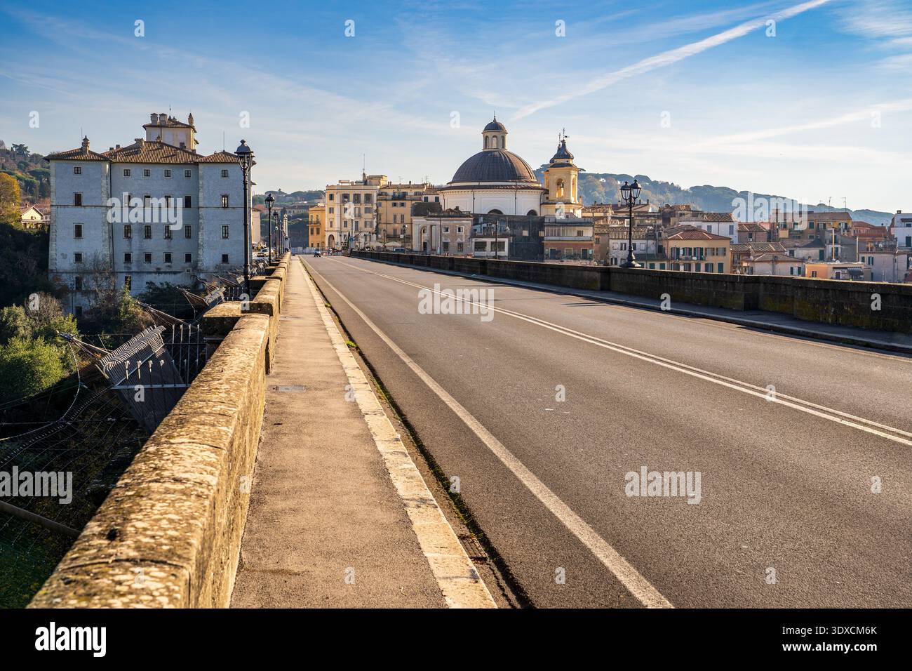 Une vue panoramique depuis le célèbre pont monumental d'Ariccia, situé dans le quartier des Castelli Romani près de Rome. La photographie capture la perspective de la route Banque D'Images