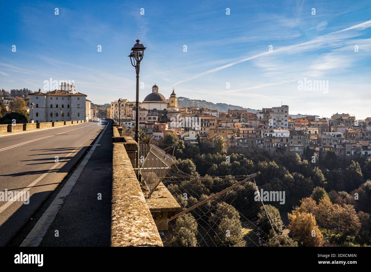 Une vue pittoresque depuis le célèbre pont monumental d'Ariccia, situé dans le quartier des Castelli Romani près de Rome. La photographie capture la persp. De route Banque D'Images