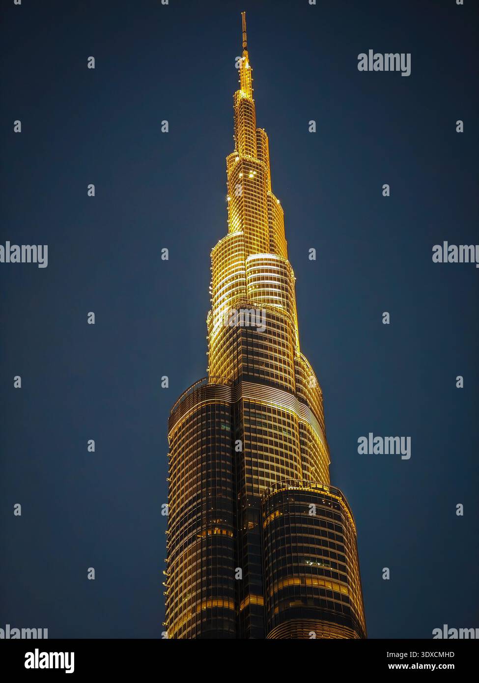 11 29 2025 - Dubaï, Émirats arabes Unis. Burj Khalifa la nuit dans les gratte-ciel illuminés de Dubaï Banque D'Images