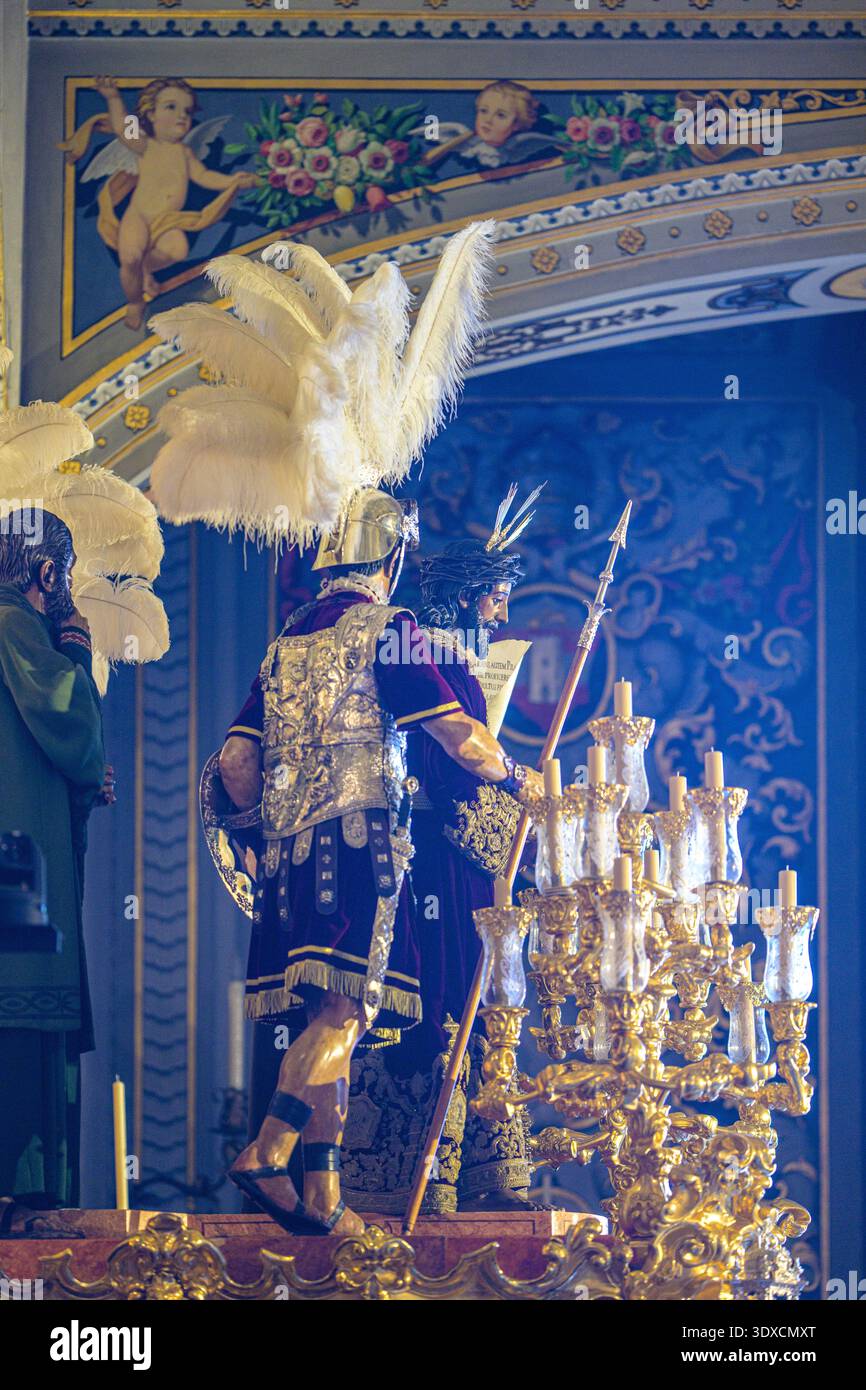 Sculpture baroque de Jésus de la Sentencia et soldat romain sur le flotteur mystère de la Fraternité Macarena, procession de la semaine Sainte à Séville, Andalousie, Espagne. Banque D'Images