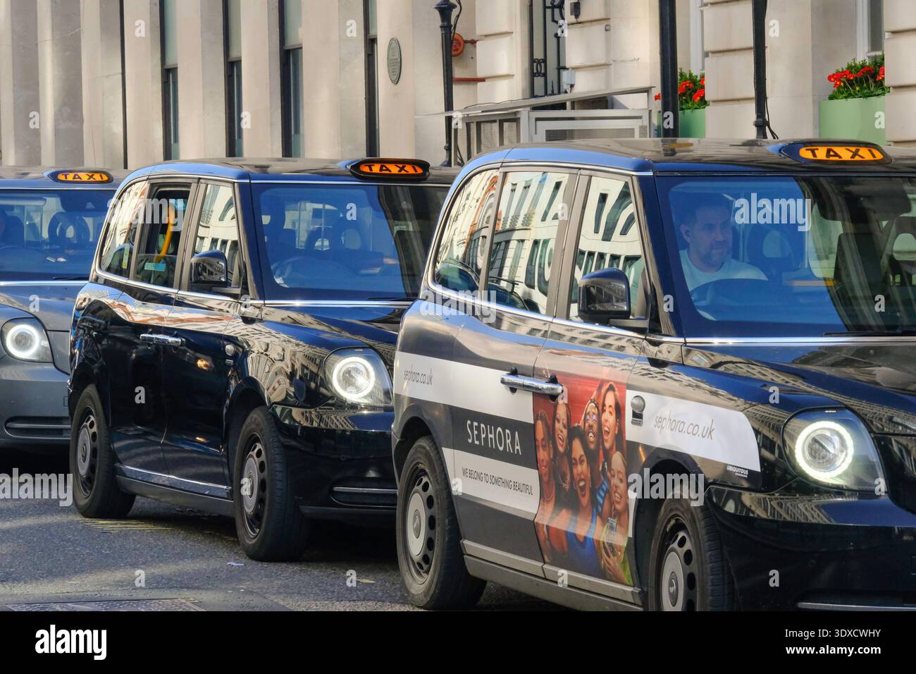 Taxis noirs à Londres à louer dans le centre de Londres Street. Banque D'Images