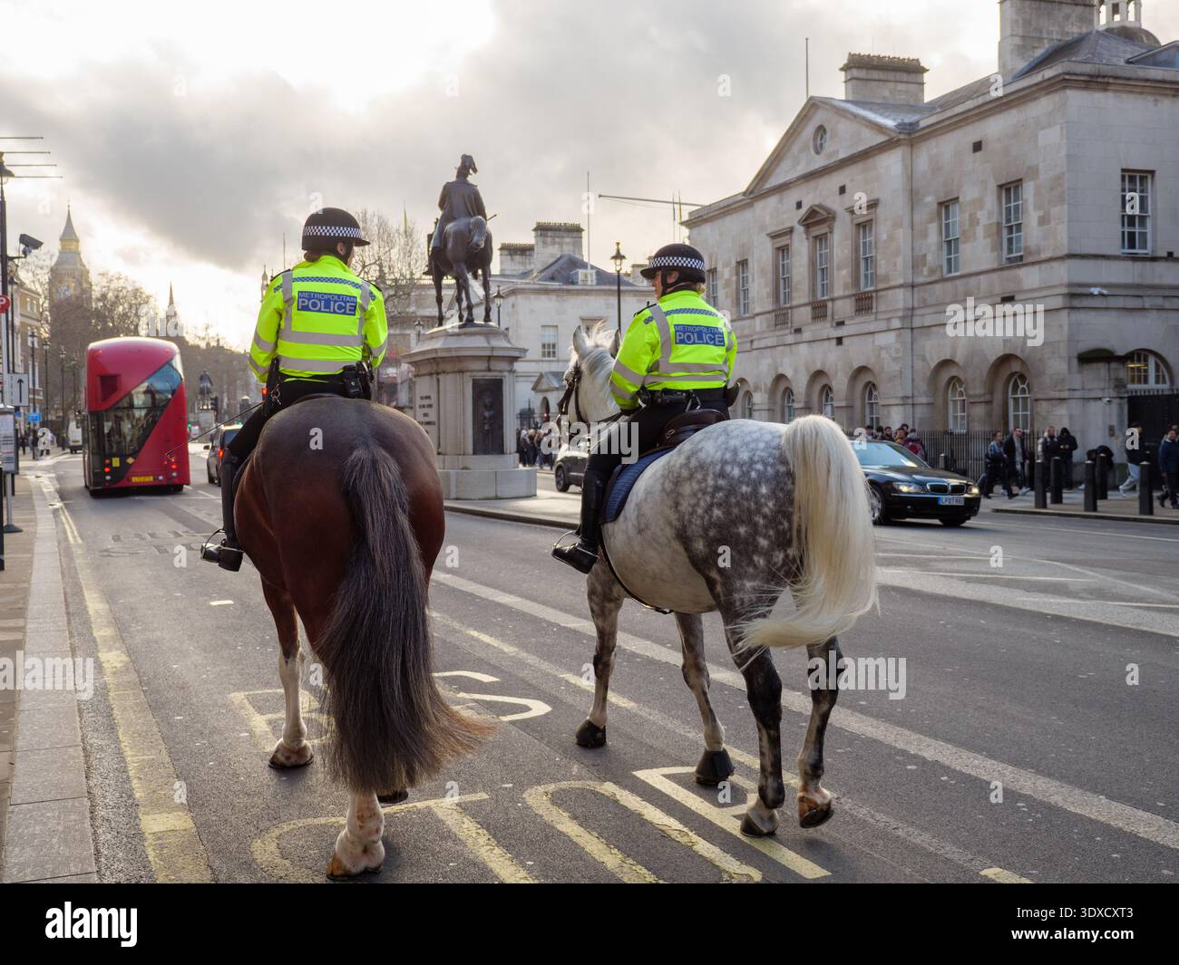 Officiers de police montés à cheval dans la rue à Whitehall, Westminster, Londres, Royaume-Uni Banque D'Images