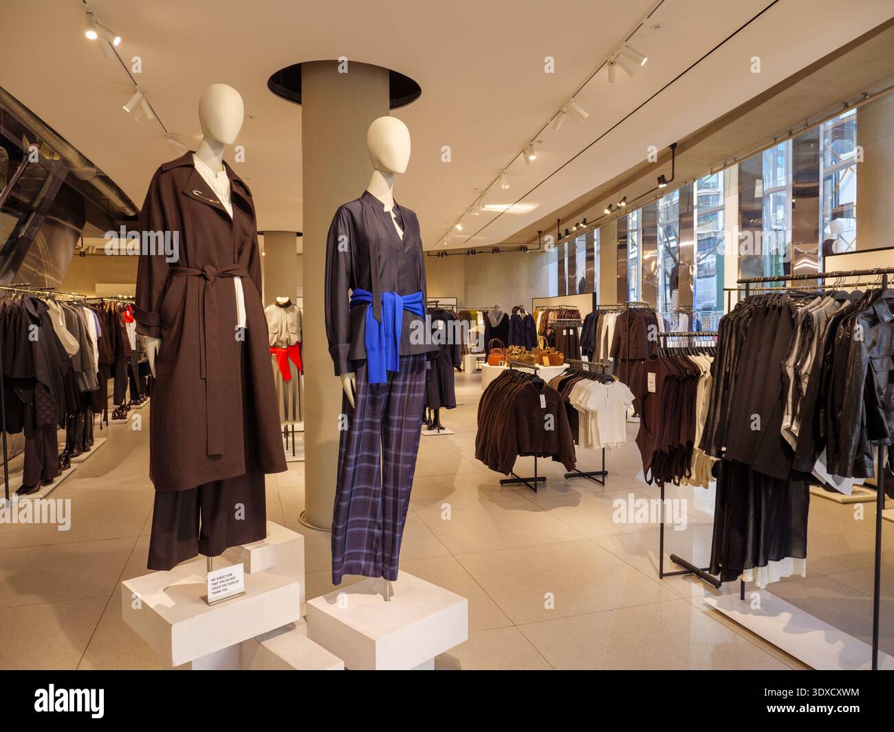 Intérieur du magasin de vêtements de mode Zara sur Oxford Street, Londres, Royaume-Uni Banque D'Images