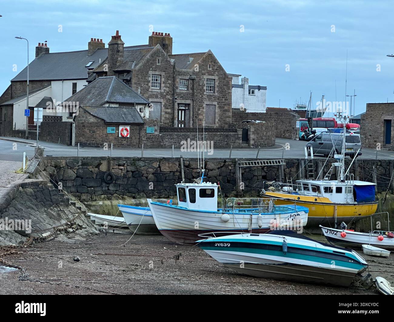Bateaux dans le port rural pendant la marée basse dans le préparé Helier, Jersey, juillet 2023 Banque D'Images