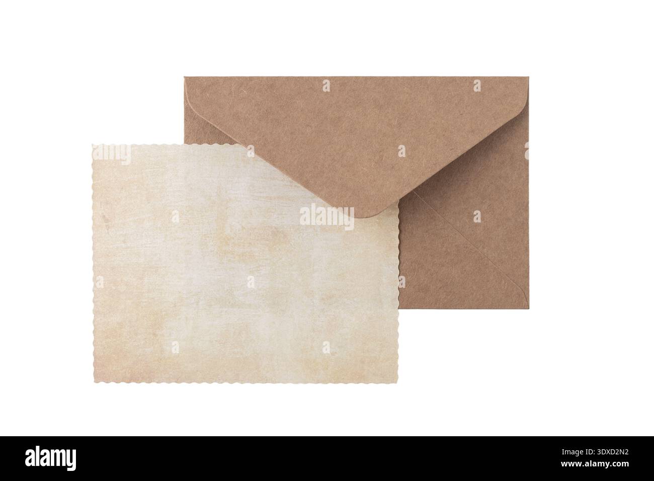 Carte de papier grunge vierge et enveloppe rétro brune isolée sur fond blanc Banque D'Images