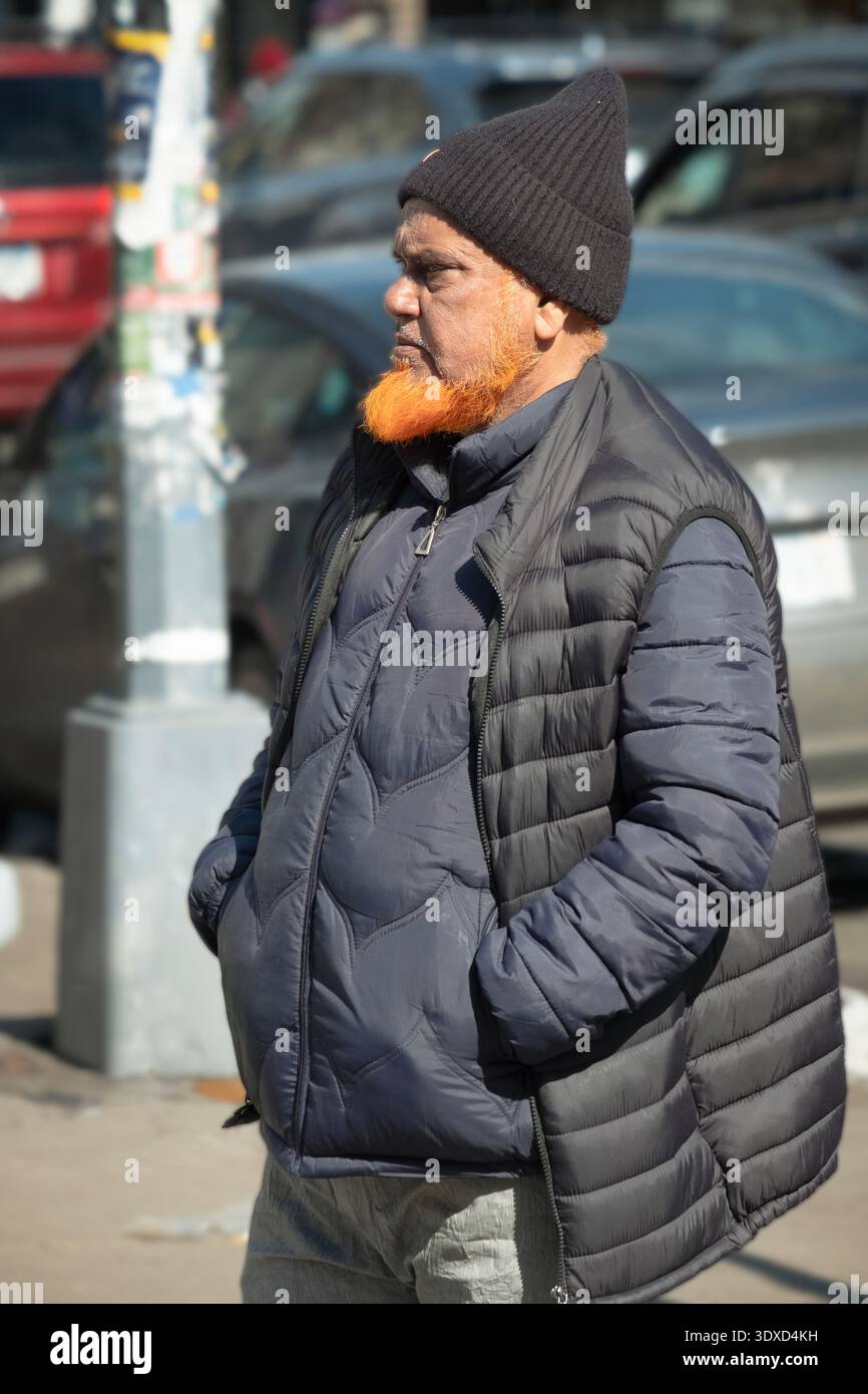 Un homme bangladais avec un henné est mort barbe orange sur la 74e rue à Jackson Heights, Queens, New York City à Diversity Plaza Banque D'Images
