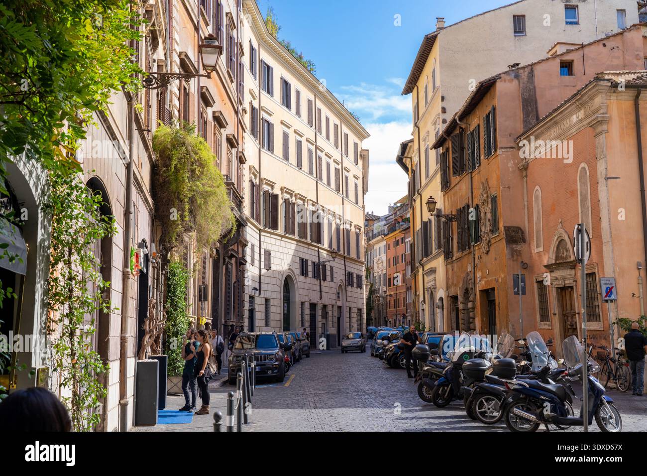 Rome Italie - 2 octobre 2022 : une rue étroite à Rome avec scooters et motos garés sur le côté Banque D'Images