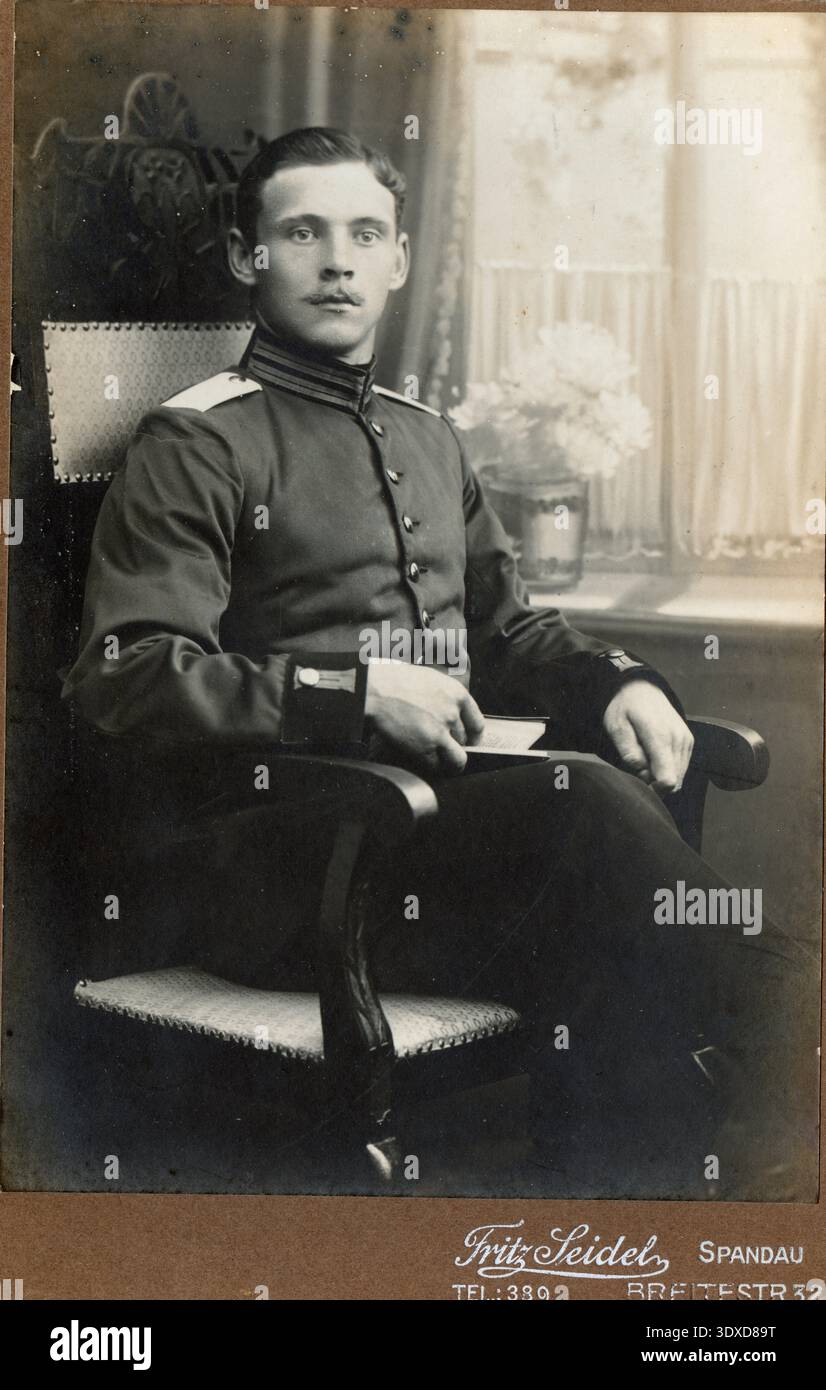 Portrait de carte de cabinet d'un soldat de l'Empire allemand, datant probablement de la fin du XIXe ou du début du XXe siècle. Studio Fritz Seidel à Spandau Ge Banque D'Images