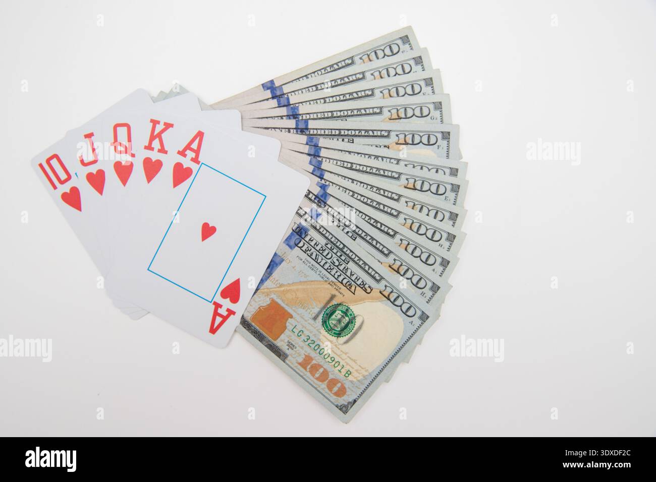 Main de poker gagnante avec des billets de banque en dollars sur fond blanc, jeu et concept de succès Banque D'Images