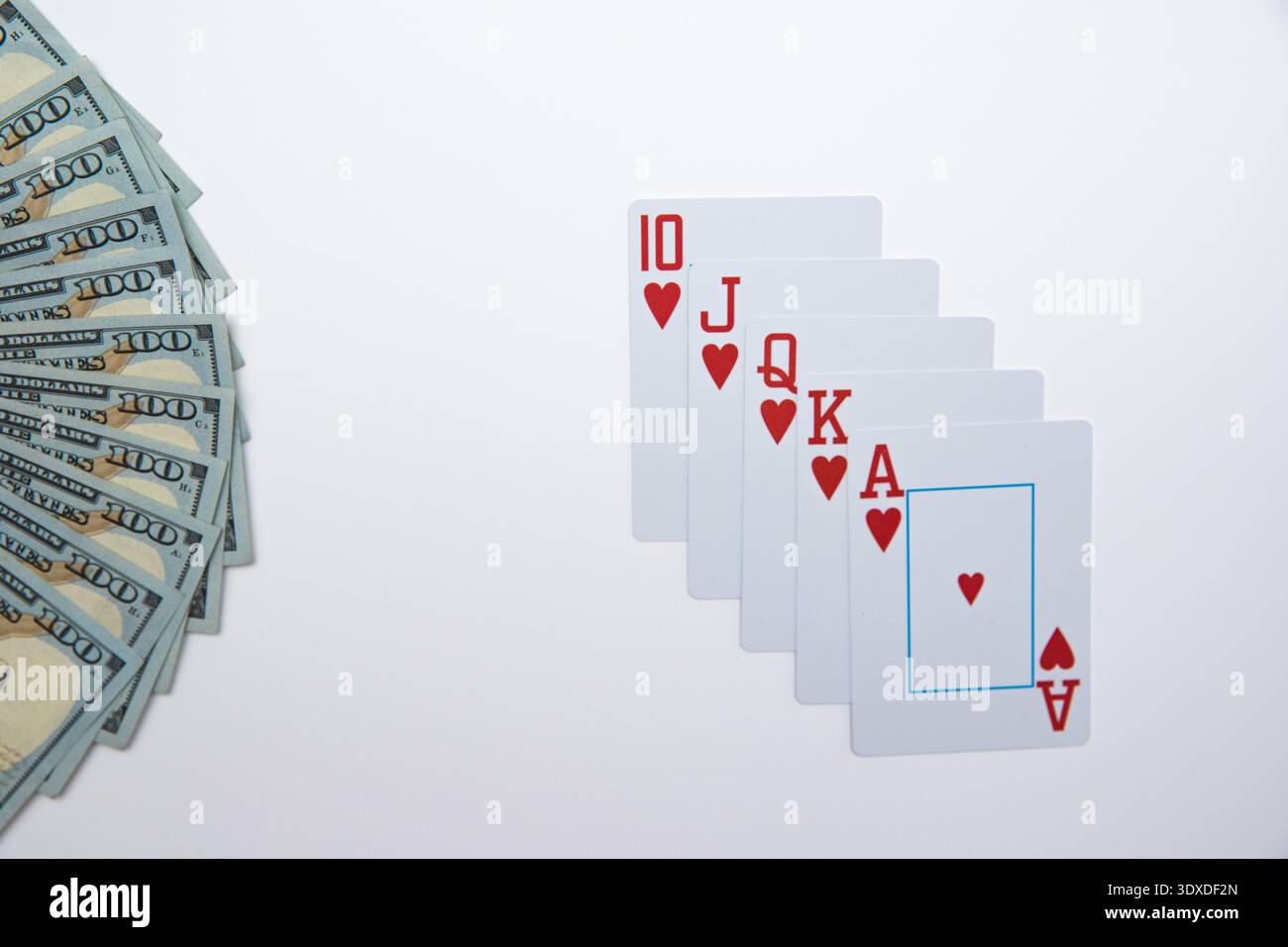 Main de poker gagnante avec des billets de banque en dollars sur fond blanc, jeu et concept de succès Banque D'Images