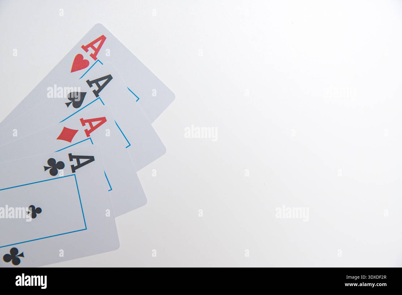 Quatre as jouant aux cartes isolées sur fond blanc avec espace de copie. Jeu, poker, casino et concept de chance. Banque D'Images