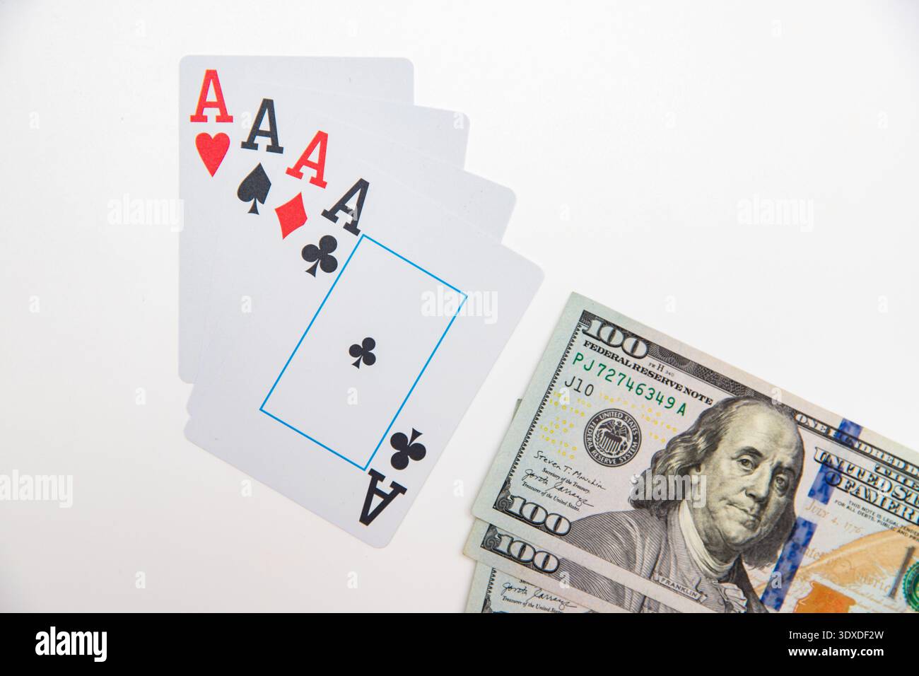 Main de poker gagnante avec des billets de banque en dollars sur fond blanc, jeu et concept de succès Banque D'Images