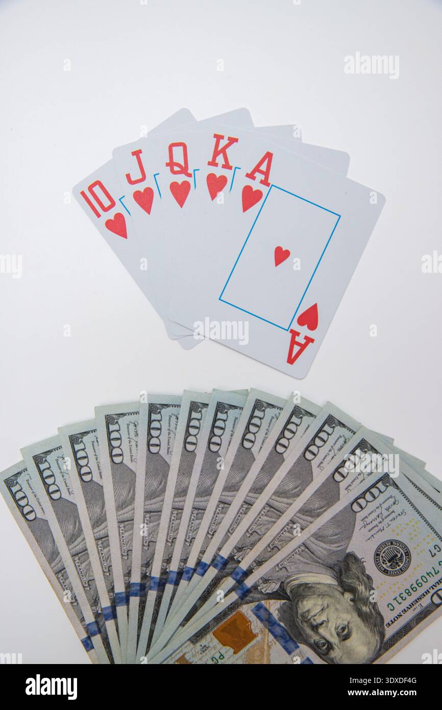 Main de poker gagnante avec des billets de banque en dollars sur fond blanc, jeu et concept de succès Banque D'Images