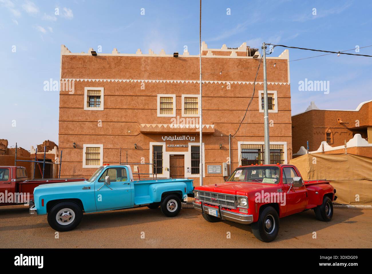 La maison du patrimoine Alsulaimi restaurée et les camions classiques dans le village de Shaqra, en Arabie Saoudite Banque D'Images