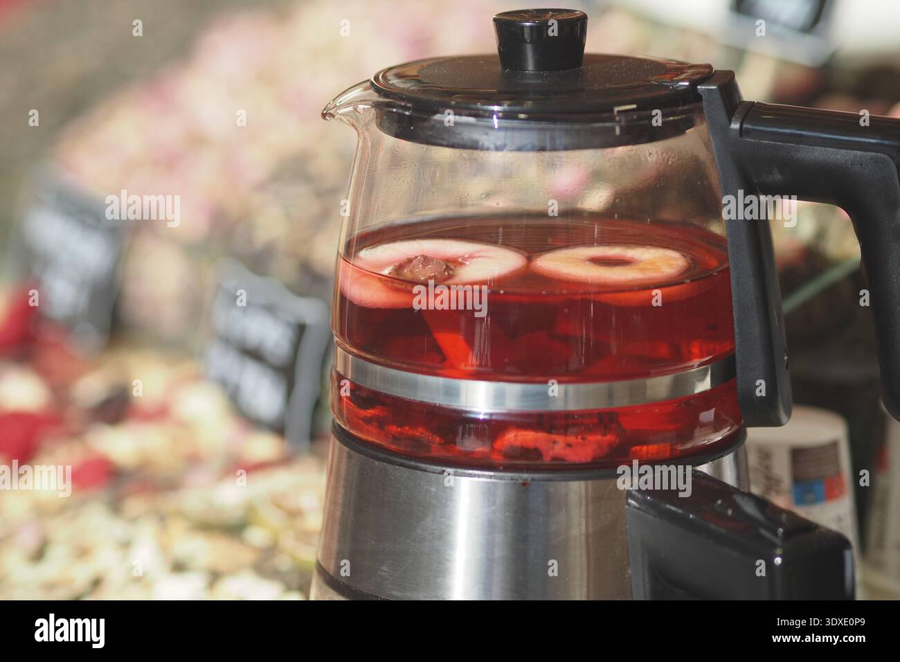 Boisson chaude avec des tranches de pommes dans une bouilloire sur l'affichage Banque D'Images