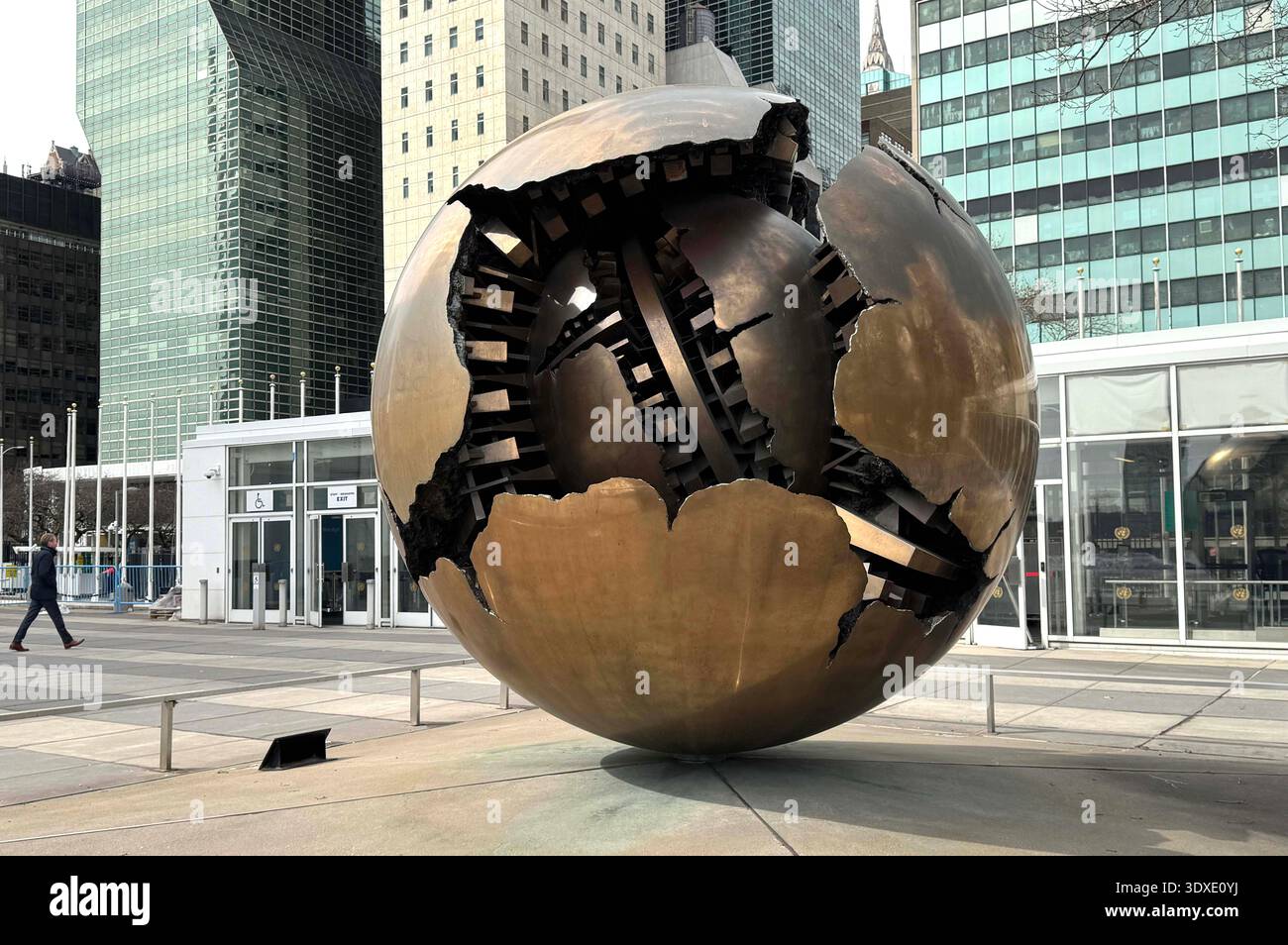 New York, New York, États-Unis. 2 mars 2026. Une vue de l'œuvre d'art publique 'sphère dans sphère' 1991 - 93 par Arnaldo Pomodoro, cadeau de l'Italie, situé aux Nations Unies sur le côté est de Midtown Manhattan. (Crédit image : © Nancy Kaszerman/ZUMA Press Wire) USAGE ÉDITORIAL SEULEMENT ! Non destiné à UN USAGE commercial ! Banque D'Images