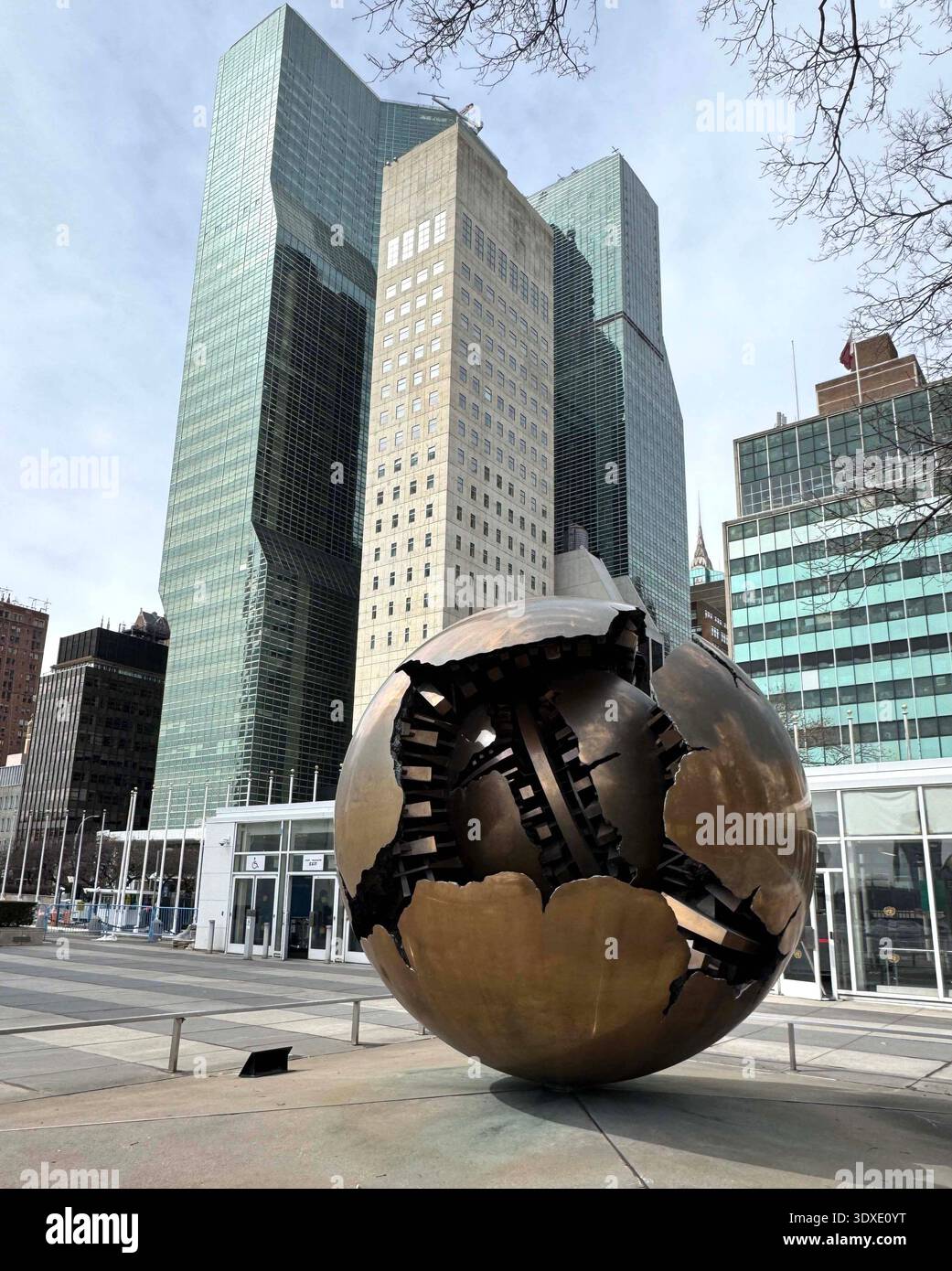 New York, New York, États-Unis. 2 mars 2026. Une vue de l'œuvre d'art publique 'sphère dans sphère' 1991 - 93 par Arnaldo Pomodoro, cadeau de l'Italie, situé aux Nations Unies sur le côté est de Midtown Manhattan. (Crédit image : © Nancy Kaszerman/ZUMA Press Wire) USAGE ÉDITORIAL SEULEMENT ! Non destiné à UN USAGE commercial ! Banque D'Images