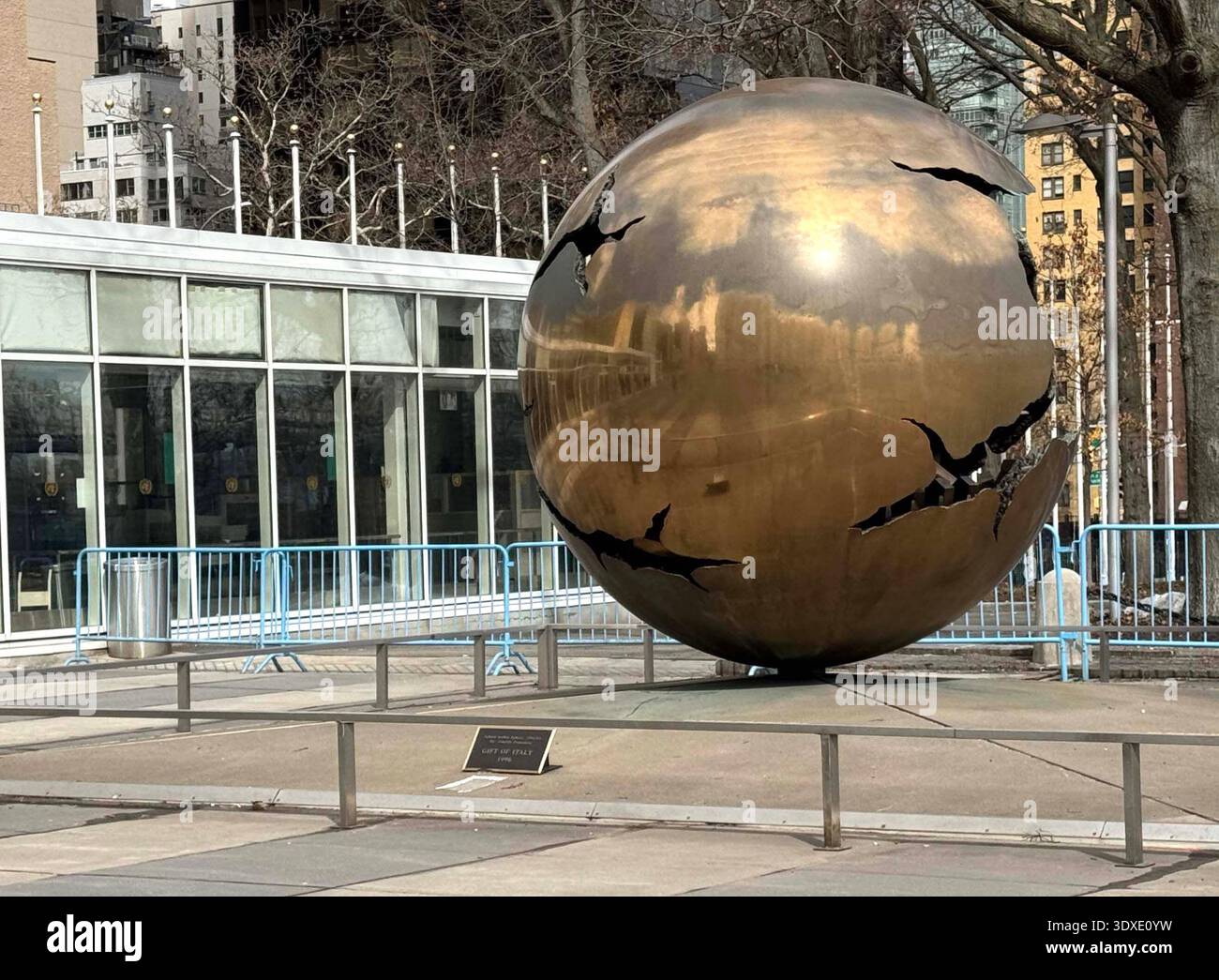 New York, New York, États-Unis. 2 mars 2026. Une vue de l'œuvre d'art publique 'sphère dans sphère' 1991 - 93 par Arnaldo Pomodoro, cadeau de l'Italie, situé aux Nations Unies sur le côté est de Midtown Manhattan. (Crédit image : © Nancy Kaszerman/ZUMA Press Wire) USAGE ÉDITORIAL SEULEMENT ! Non destiné à UN USAGE commercial ! Banque D'Images