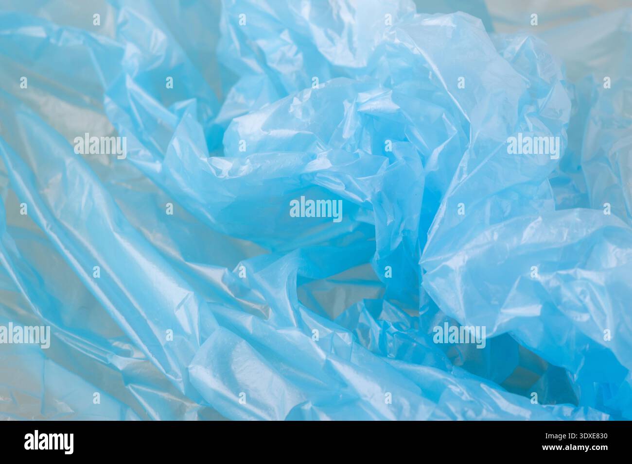 Gros plan de sacs en plastique bleus froissés symbolisant la pollution des océans et les dommages environnementaux. Fond environnemental abstrait, espace texte Banque D'Images