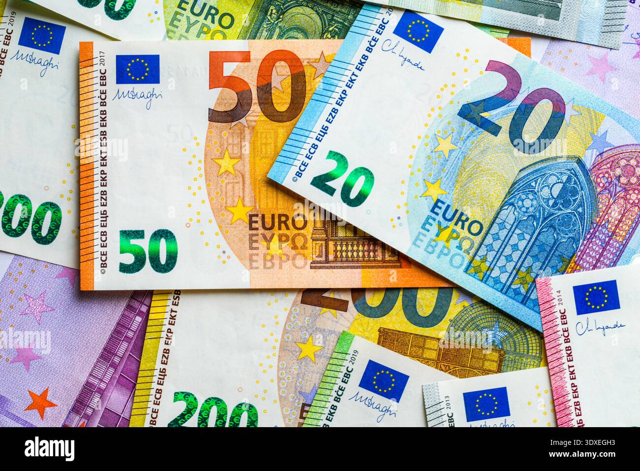 Gros plan sur les billets en euros qui se chevauchent dans différentes coupures, illustrant les concepts de monnaie, de finance, d'économie, de flux monétaire et bancaire européens Banque D'Images