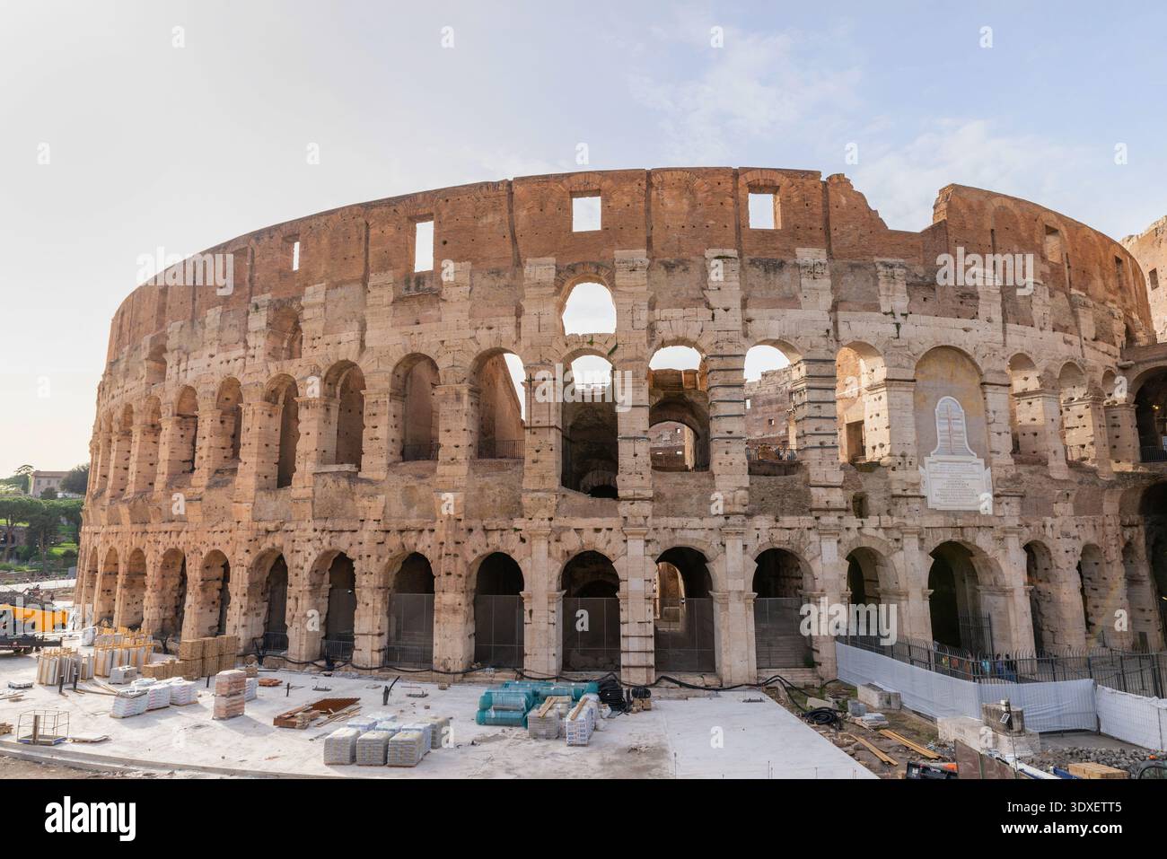 Rome, Italie – 20 avril 2025 : travaux de restauration en cours près du Colisée alors que l'ancienne structure se dresse contre le ciel de l'après-midi Banque D'Images