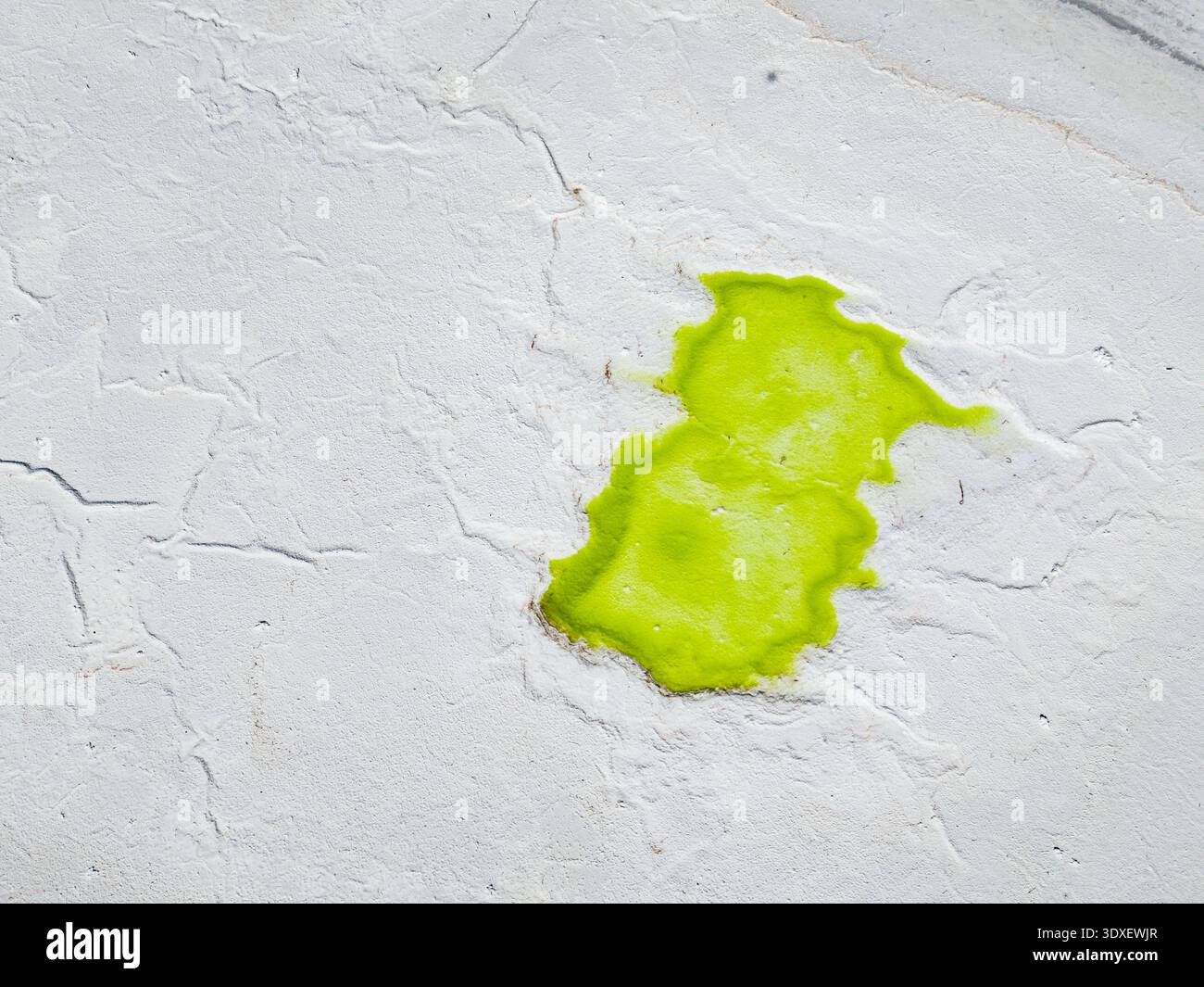 Vue aérienne d'une éclaboussure vibrante de chartreuse sur le blanc immaculé du site de la mine de potasse Old Chandler, Australie occidentale, Australie. Banque D'Images