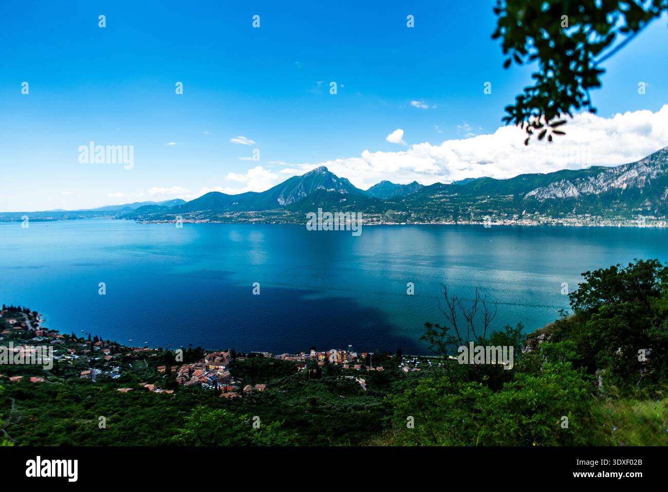 Vue sur le lac garda algo eau avec montagnes côtes du lac garda paysage du lac garda avec des montagnes et la nature près de Torri del Benaco près du lac Ga Banque D'Images