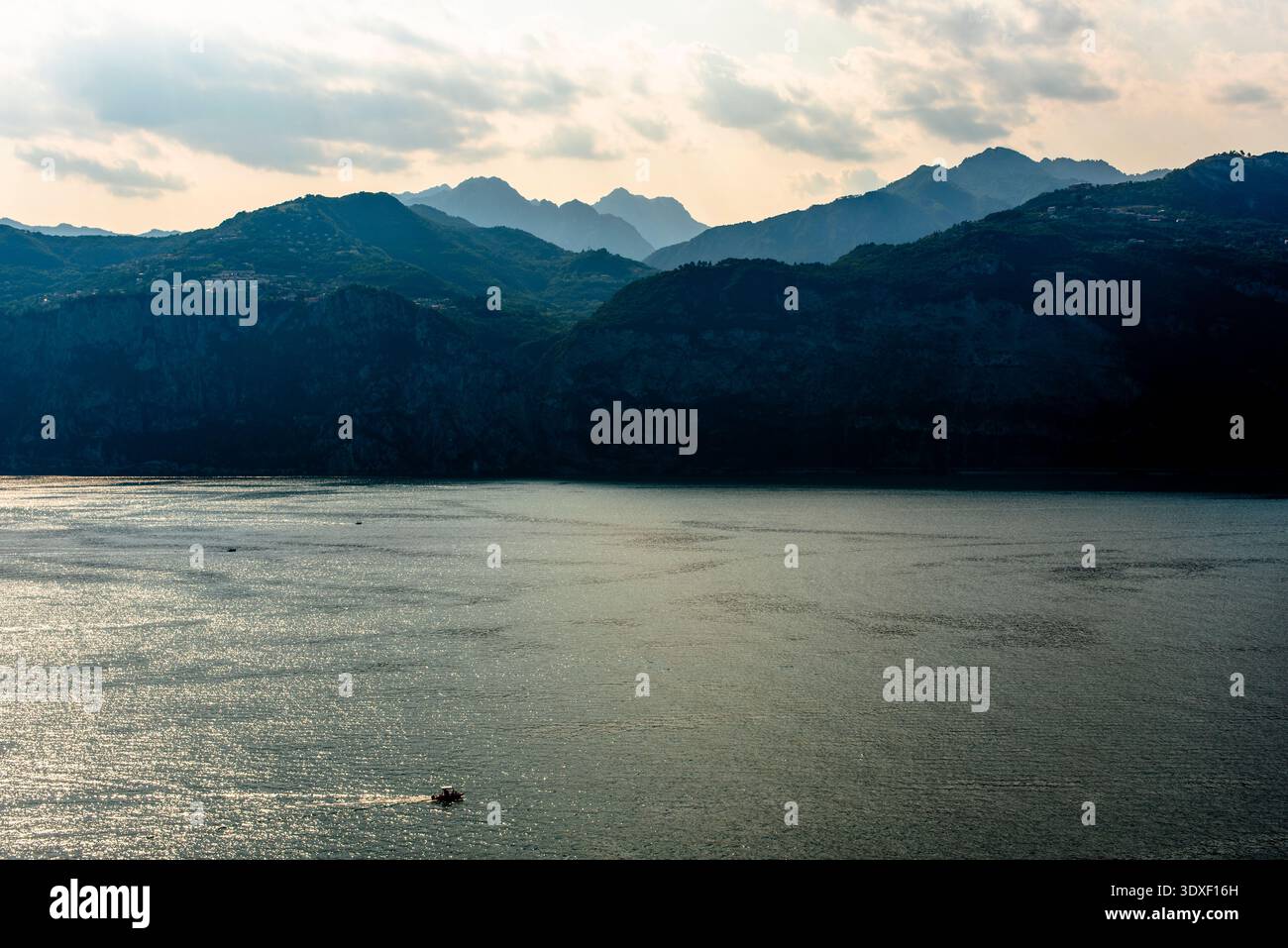 Vue sur le lac garda algo eau avec montagnes côtes du lac garda paysage du lac garda avec des montagnes et la nature près de Torri del Benaco près du lac Ga Banque D'Images