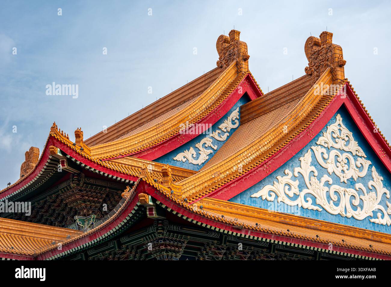 Gros plan détaillé d'un toit de temple orange traditionnel à Taipei, Taïwan, mettant en évidence des tuiles ornées, des avant-toiTS décoratifs et un savoir-faire complexe Banque D'Images