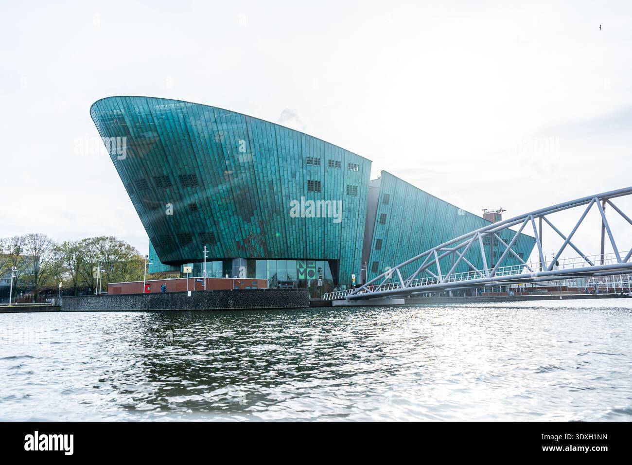 Amsterdam, pays-Bas - 28 octobre 2025 : architecture moderne Nemo Science Museum conçu en forme de navire par l'architecte Renzo Piano à Amsterdam Banque D'Images
