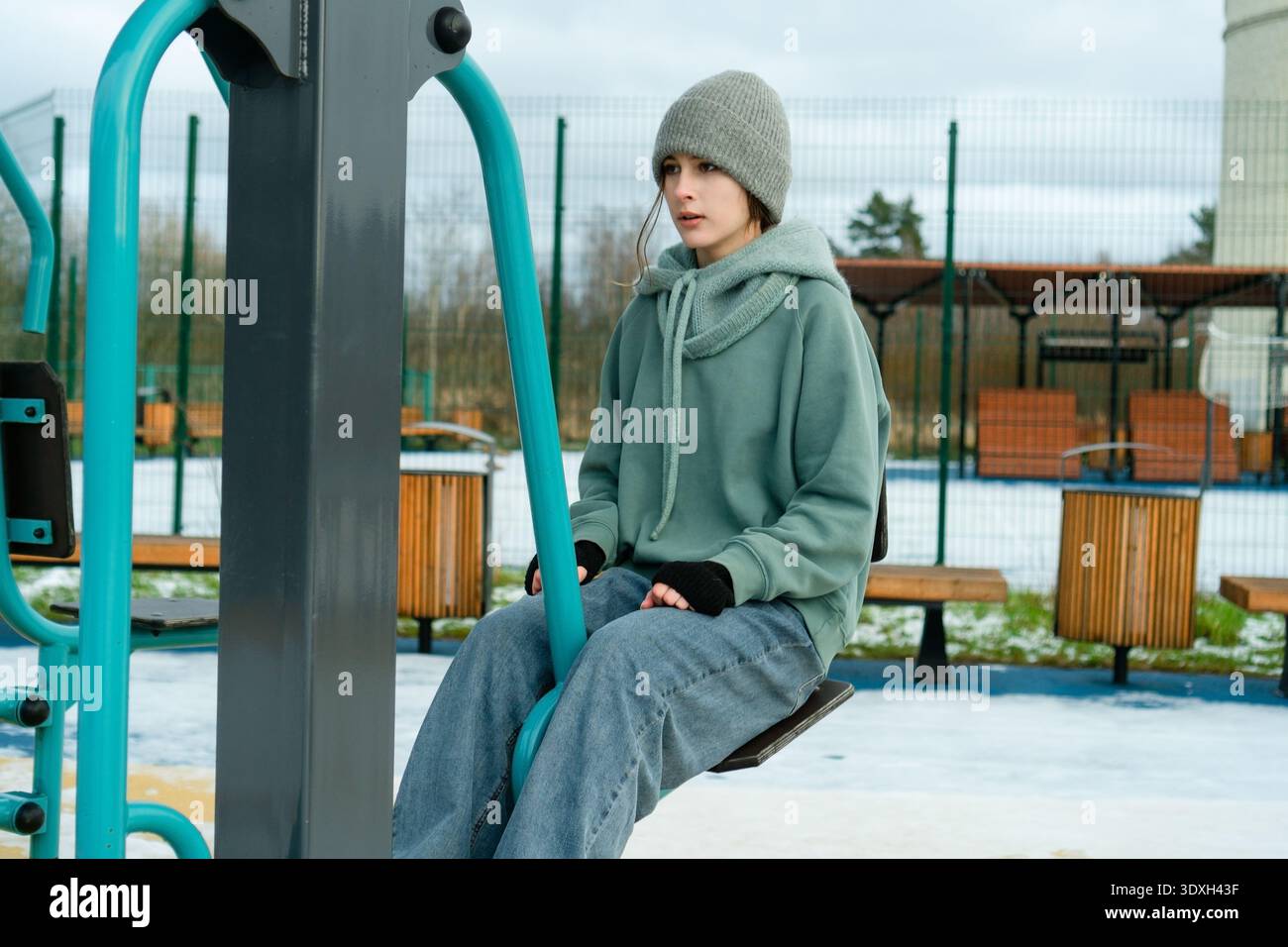 Un adolescent travaillant sur une machine de presse de jambe à l'extérieur. Routine quotidienne de maintien de la santé physique et de l'activité, en se concentrant sur la force et l'endurance. Banque D'Images