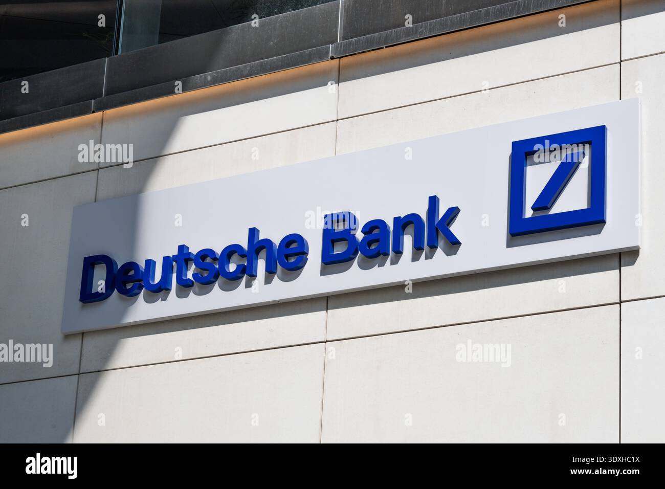 Gros plan du logo de la Deutsche Bank. Londres, Royaume-Uni, 17 août 2024 Banque D'Images